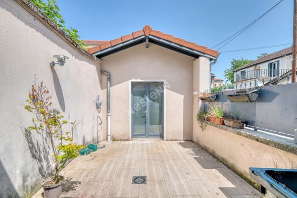 Maison de 8 pièces d'environ 131.m² située à Villeurbanne avec 4 places privativesLe prix de première offre possible est fixé à 395 000€ (honoraires inclus). Aucuns frais supplémentaires ne sont à prévoir. La participation à la vente interactive est soumi