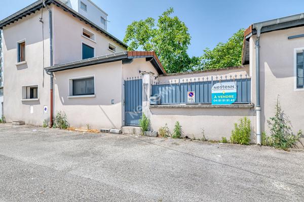 Maison de 8 pièces d'environ 131.m² située à Villeurbanne avec 4 places privativesLe prix de première offre possible est fixé à 395 000€ (honoraires inclus). Aucuns frais supplémentaires ne sont à prévoir. La participation à la vente interactive est soumi