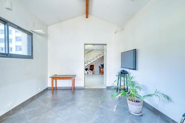 Maison de 8 pièces d'environ 131.m² située à Villeurbanne avec 4 places privativesLe prix de première offre possible est fixé à 395 000€ (honoraires inclus). Aucuns frais supplémentaires ne sont à prévoir. La participation à la vente interactive est soumi