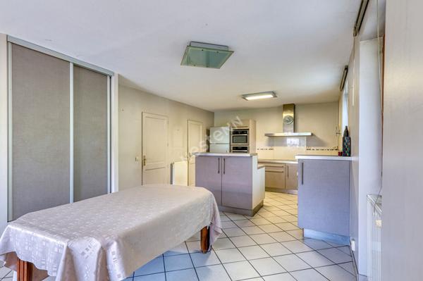 Maison de 8 pièces d'environ 131.m² située à Villeurbanne avec 4 places privativesLe prix de première offre possible est fixé à 395 000€ (honoraires inclus). Aucuns frais supplémentaires ne sont à prévoir. La participation à la vente interactive est soumi