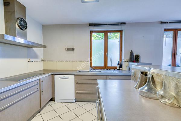 Maison de 8 pièces d'environ 131.m² située à Villeurbanne avec 4 places privativesLe prix de première offre possible est fixé à 395 000€ (honoraires inclus). Aucuns frais supplémentaires ne sont à prévoir. La participation à la vente interactive est soumi