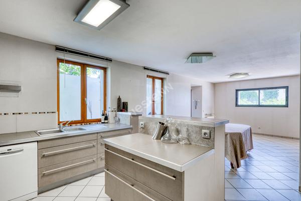 Maison de 8 pièces d'environ 131.m² située à Villeurbanne avec 4 places privativesLe prix de première offre possible est fixé à 395 000€ (honoraires inclus). Aucuns frais supplémentaires ne sont à prévoir. La participation à la vente interactive est soumi