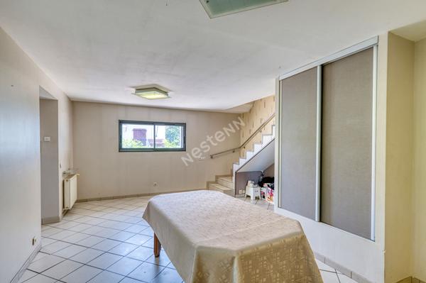 Maison de 8 pièces d'environ 131.m² située à Villeurbanne avec 4 places privativesLe prix de première offre possible est fixé à 395 000€ (honoraires inclus). Aucuns frais supplémentaires ne sont à prévoir. La participation à la vente interactive est soumi