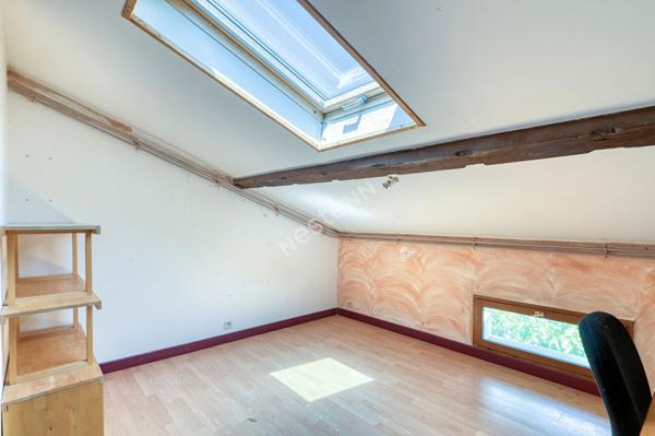 Maison de 8 pièces d'environ 131.m² située à Villeurbanne avec 4 places privativesLe prix de première offre possible est fixé à 395 000€ (honoraires inclus). Aucuns frais supplémentaires ne sont à prévoir. La participation à la vente interactive est soumi