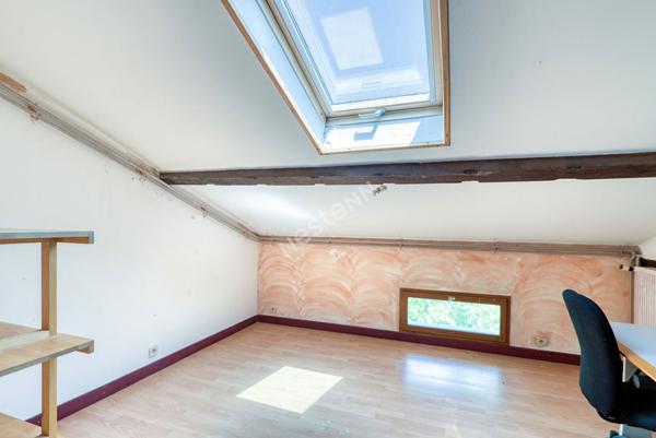 Maison de 8 pièces d'environ 131.m² située à Villeurbanne avec 4 places privativesLe prix de première offre possible est fixé à 395 000€ (honoraires inclus). Aucuns frais supplémentaires ne sont à prévoir. La participation à la vente interactive est soumi