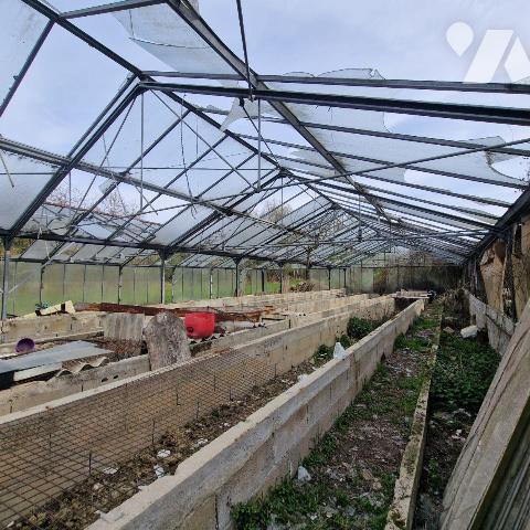 A vendre, pavillon des années 70 à rénover sur une terrain de 2 hectares comprenant une mare, u...