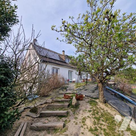A vendre, pavillon des années 70 à rénover sur une terrain de 2 hectares comprenant une mare, u...