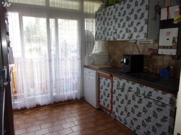 Appartement au 2ème étage entrée cuisine salon-séjour 4 chambres salle d'eau dressing garage cave