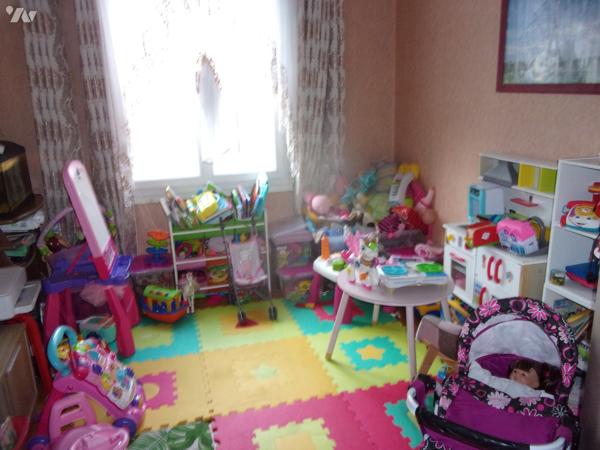 Appartement au 2ème étage entrée cuisine salon-séjour 4 chambres salle d'eau dressing garage cave