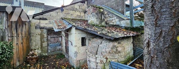 Maison de bourg à rénover. Exonérée de DPE. Pas de chauffage.