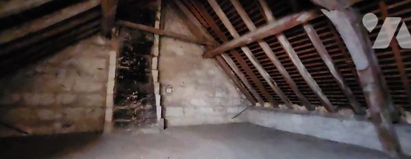 Maison de bourg à rénover. Exonérée de DPE. Pas de chauffage.