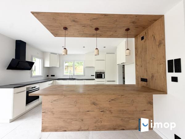 Belle maison avec extérieur parfait état