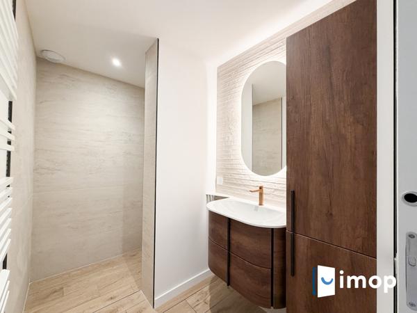 Belle maison avec extérieur parfait état