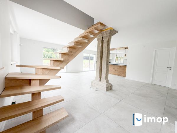 Belle maison avec extérieur parfait état
