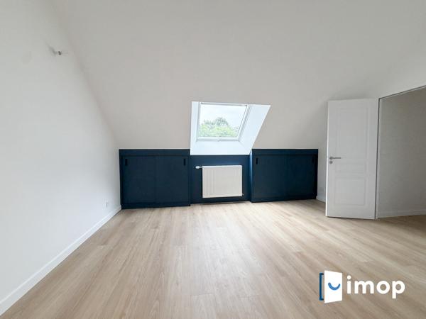 Belle maison avec extérieur parfait état