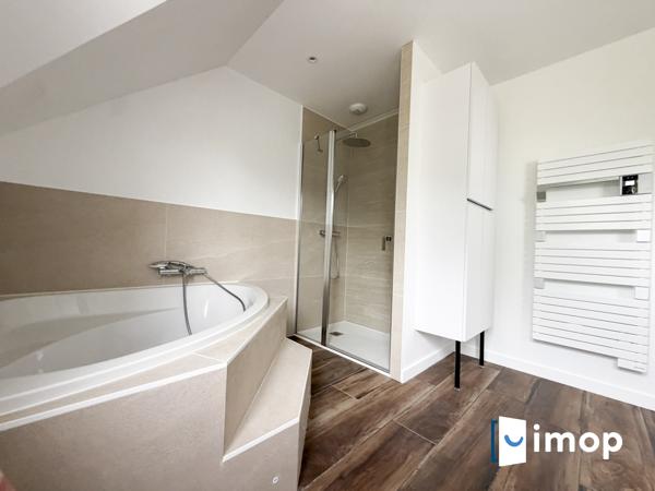 Belle maison avec extérieur parfait état