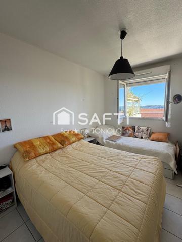 Deux pièces en rez de  jardin rénové avec grande terrasse