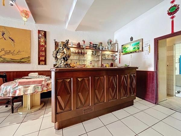 Immeuble sur 229 m², salle de rastaurant et habitation.