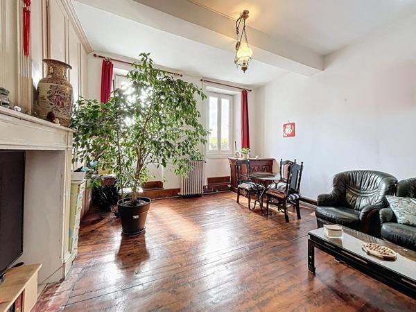 Immeuble sur 229 m², salle de rastaurant et habitation.