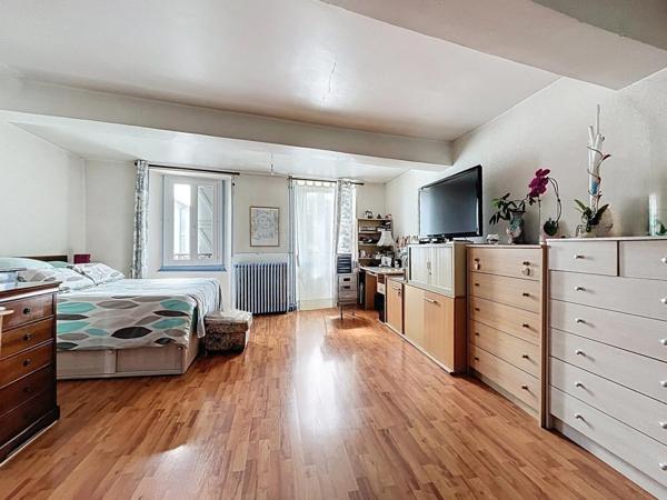 Immeuble sur 229 m², salle de rastaurant et habitation.