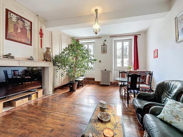 Immeuble sur 229 m², salle de rastaurant et habitation.