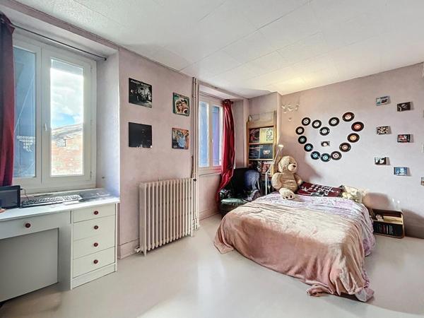 Immeuble sur 229 m², salle de rastaurant et habitation.