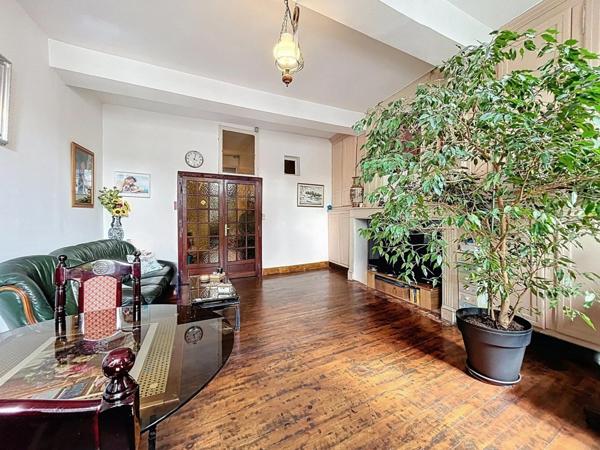 Immeuble sur 229 m², salle de rastaurant et habitation.