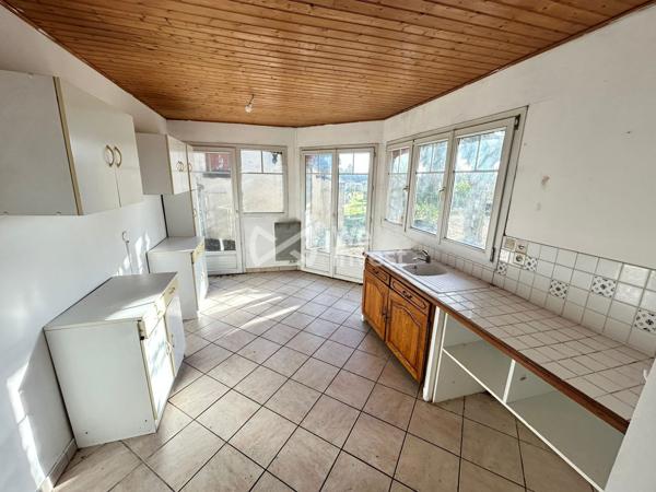À proximité du centre de Villemandeur – Ensemble immobilier avec fort potentiel
