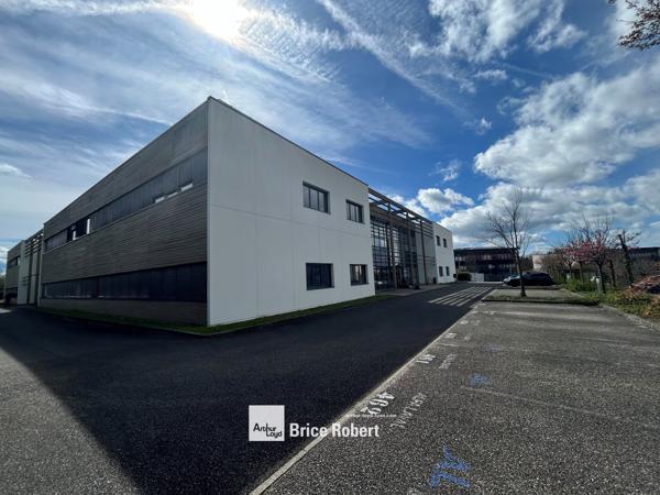 Bureaux à louer à Saint Priest parc clos avec services et tramway T2