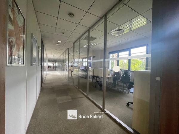 Bureaux à louer à Saint Priest parc clos avec services et tramway T2