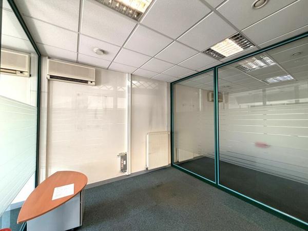 BUREAUX À LOUER 235 M² CHÂTELLERAULT AVEC VITRINE PARKING ET CLIMATISATION