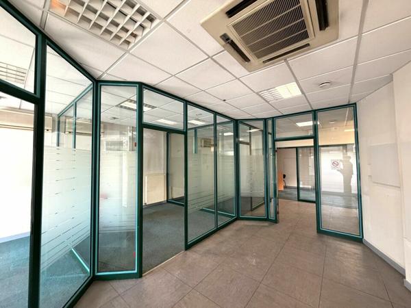 BUREAUX À LOUER 235 M² CHÂTELLERAULT AVEC VITRINE PARKING ET CLIMATISATION