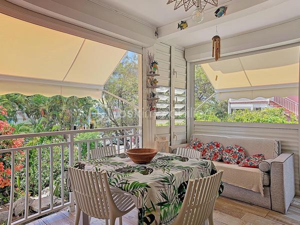 Nouveauté - Anse des Rochers - Saint François 

Je vous propose ce joli quart de villa situé dans la résidence Anse des Rochers à Saint François, célèbre site doté d'une magnifique cocoteraie s'étendant sur 7 hectares , d'un accès plage direct , d'un restaurant de plage, d'une grande piscine à débordement vue mer, d'un cours de tennis et d'un service de gardiennage avec accès sécurisé, Le domaine de l' Anse des Rochers est sans conteste le lieu par excellence voué à un investissement locatif saisonnier. 
Ce quart de villa d'une surface habitable de 36,52 m2 est bien placé en retrait au calme.
Il se compose d'une loggia avec cuisine équipée et coin salon avec fermetures par volets roulants et stores.
La pièce de vie climatisée possède de nombreux rangements et un dressing .
La salle d'eau avec douche à l'italienne a été rénovée et possède un toilette indépendant et un espace buanderie.
Une citerne tampon vient compléter le confort de vie, il est vendu meublé clé en main avec portefeuille de réservations en cours.
Un investissement locatif , un pied à terre ou votre résidence principale tout s'y prête ,  me consulter pour de plus amples informations.
Les charges de copropriété inclus l'eau , l'électricité, entretien des communs, piscine et jardin, service de gardiennage et le fond de roulement
du syndic.
Contacter moi pour échanger sur votre projet , merci de privilégier l'appel ou message par whatsapp.