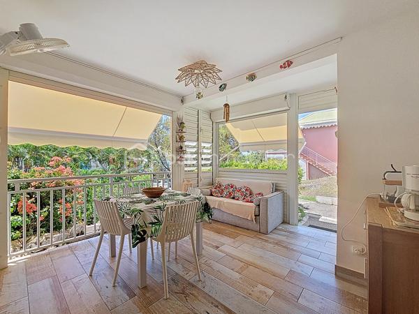 Nouveauté - Anse des Rochers - Saint François 

Je vous propose ce joli quart de villa situé dans la résidence Anse des Rochers à Saint François, célèbre site doté d'une magnifique cocoteraie s'étendant sur 7 hectares , d'un accès plage direct , d'un restaurant de plage, d'une grande piscine à débordement vue mer, d'un cours de tennis et d'un service de gardiennage avec accès sécurisé, Le domaine de l' Anse des Rochers est sans conteste le lieu par excellence voué à un investissement locatif saisonnier. 
Ce quart de villa d'une surface habitable de 36,52 m2 est bien placé en retrait au calme.
Il se compose d'une loggia avec cuisine équipée et coin salon avec fermetures par volets roulants et stores.
La pièce de vie climatisée possède de nombreux rangements et un dressing .
La salle d'eau avec douche à l'italienne a été rénovée et possède un toilette indépendant et un espace buanderie.
Une citerne tampon vient compléter le confort de vie, il est vendu meublé clé en main avec portefeuille de réservations en cours.
Un investissement locatif , un pied à terre ou votre résidence principale tout s'y prête ,  me consulter pour de plus amples informations.
Les charges de copropriété inclus l'eau , l'électricité, entretien des communs, piscine et jardin, service de gardiennage et le fond de roulement
du syndic.
Contacter moi pour échanger sur votre projet , merci de privilégier l'appel ou message par whatsapp.