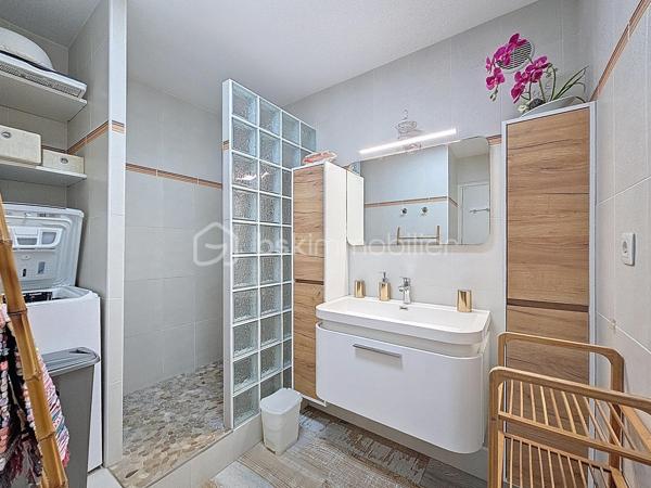 Nouveauté - Anse des Rochers - Saint François 

Je vous propose ce joli quart de villa situé dans la résidence Anse des Rochers à Saint François, célèbre site doté d'une magnifique cocoteraie s'étendant sur 7 hectares , d'un accès plage direct , d'un restaurant de plage, d'une grande piscine à débordement vue mer, d'un cours de tennis et d'un service de gardiennage avec accès sécurisé, Le domaine de l' Anse des Rochers est sans conteste le lieu par excellence voué à un investissement locatif saisonnier. 
Ce quart de villa d'une surface habitable de 36,52 m2 est bien placé en retrait au calme.
Il se compose d'une loggia avec cuisine équipée et coin salon avec fermetures par volets roulants et stores.
La pièce de vie climatisée possède de nombreux rangements et un dressing .
La salle d'eau avec douche à l'italienne a été rénovée et possède un toilette indépendant et un espace buanderie.
Une citerne tampon vient compléter le confort de vie, il est vendu meublé clé en main avec portefeuille de réservations en cours.
Un investissement locatif , un pied à terre ou votre résidence principale tout s'y prête ,  me consulter pour de plus amples informations.
Les charges de copropriété inclus l'eau , l'électricité, entretien des communs, piscine et jardin, service de gardiennage et le fond de roulement
du syndic.
Contacter moi pour échanger sur votre projet , merci de privilégier l'appel ou message par whatsapp.