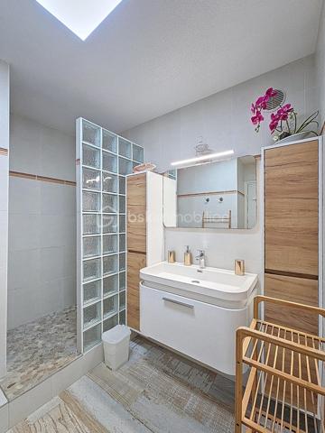 Nouveauté - Anse des Rochers - Saint François 

Je vous propose ce joli quart de villa situé dans la résidence Anse des Rochers à Saint François, célèbre site doté d'une magnifique cocoteraie s'étendant sur 7 hectares , d'un accès plage direct , d'un restaurant de plage, d'une grande piscine à débordement vue mer, d'un cours de tennis et d'un service de gardiennage avec accès sécurisé, Le domaine de l' Anse des Rochers est sans conteste le lieu par excellence voué à un investissement locatif saisonnier. 
Ce quart de villa d'une surface habitable de 36,52 m2 est bien placé en retrait au calme.
Il se compose d'une loggia avec cuisine équipée et coin salon avec fermetures par volets roulants et stores.
La pièce de vie climatisée possède de nombreux rangements et un dressing .
La salle d'eau avec douche à l'italienne a été rénovée et possède un toilette indépendant et un espace buanderie.
Une citerne tampon vient compléter le confort de vie, il est vendu meublé clé en main avec portefeuille de réservations en cours.
Un investissement locatif , un pied à terre ou votre résidence principale tout s'y prête ,  me consulter pour de plus amples informations.
Les charges de copropriété inclus l'eau , l'électricité, entretien des communs, piscine et jardin, service de gardiennage et le fond de roulement
du syndic.
Contacter moi pour échanger sur votre projet , merci de privilégier l'appel ou message par whatsapp.