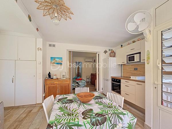 Nouveauté - Anse des Rochers - Saint François 

Je vous propose ce joli quart de villa situé dans la résidence Anse des Rochers à Saint François, célèbre site doté d'une magnifique cocoteraie s'étendant sur 7 hectares , d'un accès plage direct , d'un restaurant de plage, d'une grande piscine à débordement vue mer, d'un cours de tennis et d'un service de gardiennage avec accès sécurisé, Le domaine de l' Anse des Rochers est sans conteste le lieu par excellence voué à un investissement locatif saisonnier. 
Ce quart de villa d'une surface habitable de 36,52 m2 est bien placé en retrait au calme.
Il se compose d'une loggia avec cuisine équipée et coin salon avec fermetures par volets roulants et stores.
La pièce de vie climatisée possède de nombreux rangements et un dressing .
La salle d'eau avec douche à l'italienne a été rénovée et possède un toilette indépendant et un espace buanderie.
Une citerne tampon vient compléter le confort de vie, il est vendu meublé clé en main avec portefeuille de réservations en cours.
Un investissement locatif , un pied à terre ou votre résidence principale tout s'y prête ,  me consulter pour de plus amples informations.
Les charges de copropriété inclus l'eau , l'électricité, entretien des communs, piscine et jardin, service de gardiennage et le fond de roulement
du syndic.
Contacter moi pour échanger sur votre projet , merci de privilégier l'appel ou message par whatsapp.
