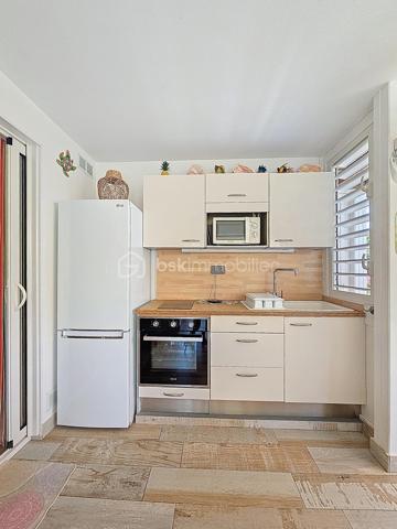 Nouveauté - Anse des Rochers - Saint François 

Je vous propose ce joli quart de villa situé dans la résidence Anse des Rochers à Saint François, célèbre site doté d'une magnifique cocoteraie s'étendant sur 7 hectares , d'un accès plage direct , d'un restaurant de plage, d'une grande piscine à débordement vue mer, d'un cours de tennis et d'un service de gardiennage avec accès sécurisé, Le domaine de l' Anse des Rochers est sans conteste le lieu par excellence voué à un investissement locatif saisonnier. 
Ce quart de villa d'une surface habitable de 36,52 m2 est bien placé en retrait au calme.
Il se compose d'une loggia avec cuisine équipée et coin salon avec fermetures par volets roulants et stores.
La pièce de vie climatisée possède de nombreux rangements et un dressing .
La salle d'eau avec douche à l'italienne a été rénovée et possède un toilette indépendant et un espace buanderie.
Une citerne tampon vient compléter le confort de vie, il est vendu meublé clé en main avec portefeuille de réservations en cours.
Un investissement locatif , un pied à terre ou votre résidence principale tout s'y prête ,  me consulter pour de plus amples informations.
Les charges de copropriété inclus l'eau , l'électricité, entretien des communs, piscine et jardin, service de gardiennage et le fond de roulement
du syndic.
Contacter moi pour échanger sur votre projet , merci de privilégier l'appel ou message par whatsapp.