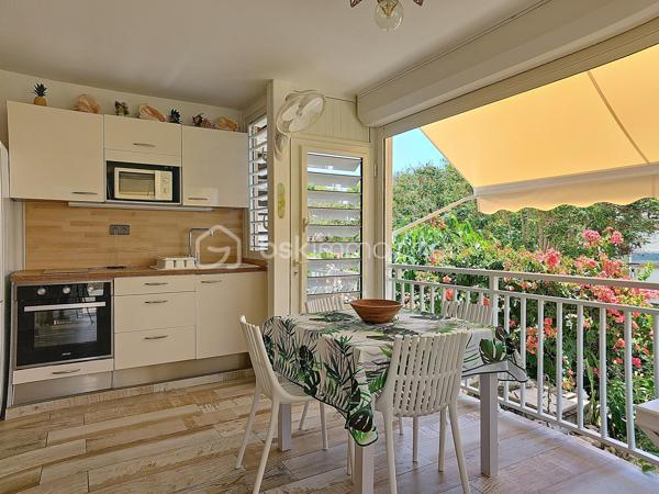Nouveauté - Anse des Rochers - Saint François 

Je vous propose ce joli quart de villa situé dans la résidence Anse des Rochers à Saint François, célèbre site doté d'une magnifique cocoteraie s'étendant sur 7 hectares , d'un accès plage direct , d'un restaurant de plage, d'une grande piscine à débordement vue mer, d'un cours de tennis et d'un service de gardiennage avec accès sécurisé, Le domaine de l' Anse des Rochers est sans conteste le lieu par excellence voué à un investissement locatif saisonnier. 
Ce quart de villa d'une surface habitable de 36,52 m2 est bien placé en retrait au calme.
Il se compose d'une loggia avec cuisine équipée et coin salon avec fermetures par volets roulants et stores.
La pièce de vie climatisée possède de nombreux rangements et un dressing .
La salle d'eau avec douche à l'italienne a été rénovée et possède un toilette indépendant et un espace buanderie.
Une citerne tampon vient compléter le confort de vie, il est vendu meublé clé en main avec portefeuille de réservations en cours.
Un investissement locatif , un pied à terre ou votre résidence principale tout s'y prête ,  me consulter pour de plus amples informations.
Les charges de copropriété inclus l'eau , l'électricité, entretien des communs, piscine et jardin, service de gardiennage et le fond de roulement
du syndic.
Contacter moi pour échanger sur votre projet , merci de privilégier l'appel ou message par whatsapp.