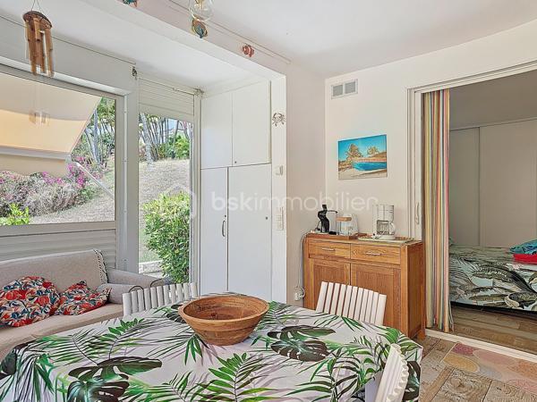 Nouveauté - Anse des Rochers - Saint François 

Je vous propose ce joli quart de villa situé dans la résidence Anse des Rochers à Saint François, célèbre site doté d'une magnifique cocoteraie s'étendant sur 7 hectares , d'un accès plage direct , d'un restaurant de plage, d'une grande piscine à débordement vue mer, d'un cours de tennis et d'un service de gardiennage avec accès sécurisé, Le domaine de l' Anse des Rochers est sans conteste le lieu par excellence voué à un investissement locatif saisonnier. 
Ce quart de villa d'une surface habitable de 36,52 m2 est bien placé en retrait au calme.
Il se compose d'une loggia avec cuisine équipée et coin salon avec fermetures par volets roulants et stores.
La pièce de vie climatisée possède de nombreux rangements et un dressing .
La salle d'eau avec douche à l'italienne a été rénovée et possède un toilette indépendant et un espace buanderie.
Une citerne tampon vient compléter le confort de vie, il est vendu meublé clé en main avec portefeuille de réservations en cours.
Un investissement locatif , un pied à terre ou votre résidence principale tout s'y prête ,  me consulter pour de plus amples informations.
Les charges de copropriété inclus l'eau , l'électricité, entretien des communs, piscine et jardin, service de gardiennage et le fond de roulement
du syndic.
Contacter moi pour échanger sur votre projet , merci de privilégier l'appel ou message par whatsapp.