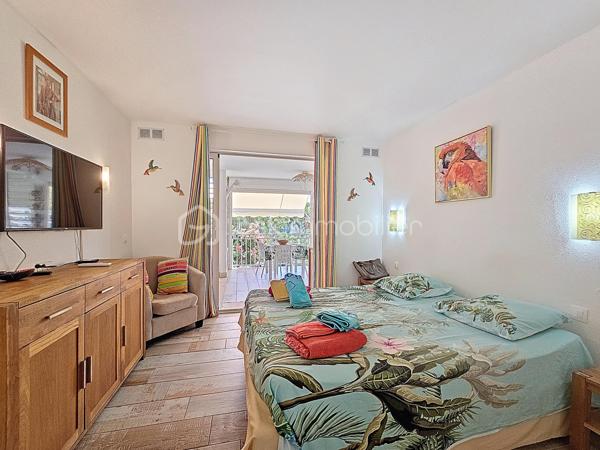 Nouveauté - Anse des Rochers - Saint François 

Je vous propose ce joli quart de villa situé dans la résidence Anse des Rochers à Saint François, célèbre site doté d'une magnifique cocoteraie s'étendant sur 7 hectares , d'un accès plage direct , d'un restaurant de plage, d'une grande piscine à débordement vue mer, d'un cours de tennis et d'un service de gardiennage avec accès sécurisé, Le domaine de l' Anse des Rochers est sans conteste le lieu par excellence voué à un investissement locatif saisonnier. 
Ce quart de villa d'une surface habitable de 36,52 m2 est bien placé en retrait au calme.
Il se compose d'une loggia avec cuisine équipée et coin salon avec fermetures par volets roulants et stores.
La pièce de vie climatisée possède de nombreux rangements et un dressing .
La salle d'eau avec douche à l'italienne a été rénovée et possède un toilette indépendant et un espace buanderie.
Une citerne tampon vient compléter le confort de vie, il est vendu meublé clé en main avec portefeuille de réservations en cours.
Un investissement locatif , un pied à terre ou votre résidence principale tout s'y prête ,  me consulter pour de plus amples informations.
Les charges de copropriété inclus l'eau , l'électricité, entretien des communs, piscine et jardin, service de gardiennage et le fond de roulement
du syndic.
Contacter moi pour échanger sur votre projet , merci de privilégier l'appel ou message par whatsapp.
