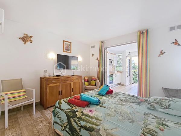 Nouveauté - Anse des Rochers - Saint François 

Je vous propose ce joli quart de villa situé dans la résidence Anse des Rochers à Saint François, célèbre site doté d'une magnifique cocoteraie s'étendant sur 7 hectares , d'un accès plage direct , d'un restaurant de plage, d'une grande piscine à débordement vue mer, d'un cours de tennis et d'un service de gardiennage avec accès sécurisé, Le domaine de l' Anse des Rochers est sans conteste le lieu par excellence voué à un investissement locatif saisonnier. 
Ce quart de villa d'une surface habitable de 36,52 m2 est bien placé en retrait au calme.
Il se compose d'une loggia avec cuisine équipée et coin salon avec fermetures par volets roulants et stores.
La pièce de vie climatisée possède de nombreux rangements et un dressing .
La salle d'eau avec douche à l'italienne a été rénovée et possède un toilette indépendant et un espace buanderie.
Une citerne tampon vient compléter le confort de vie, il est vendu meublé clé en main avec portefeuille de réservations en cours.
Un investissement locatif , un pied à terre ou votre résidence principale tout s'y prête ,  me consulter pour de plus amples informations.
Les charges de copropriété inclus l'eau , l'électricité, entretien des communs, piscine et jardin, service de gardiennage et le fond de roulement
du syndic.
Contacter moi pour échanger sur votre projet , merci de privilégier l'appel ou message par whatsapp.