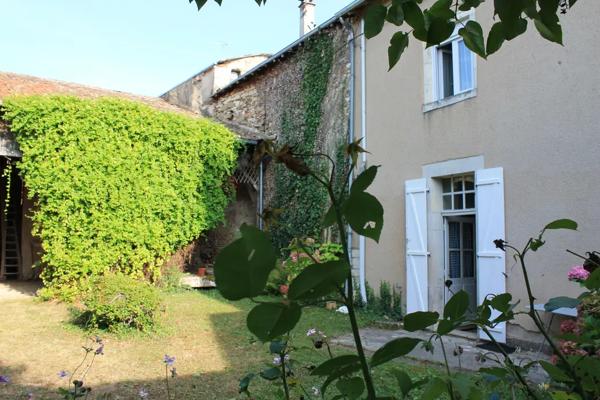 Charmante maison de village à rénover, située au coeur à Voun