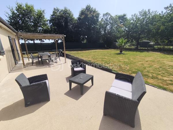 À seulement quelques minutes de Rennes, sur la commune recherchée de Bourgbarré (Rennes Métropole), proche de Laillé et Orgères, venez découvrir cette agréable maison de plain-pied entièrement rénovée en 2022, offrant confort moderne, fonctionnalité et potentiel d'évolution.
Dès l'entrée, vous serez séduits par sa lumineuse pièce de vie ouverte sur une cuisine aménagée et équipée. L'espace nuit se compose de deux chambres, d'une salle d'eau contemporaine avec meuble double vasque et de WC indépendants.
Côté confort, aucun travaux à prévoir :
Rénovation complète réalisée en 2022
Cuisine récente aménagée et équipée.
Menuiseries PVC neuves avec volets roulants électriques (2024).
Poêle à pellets Palazetti.
Assainissement autonome neuf (2023).
Système de vidéo-surveillance.
Fibre optique.

Un véritable atout : un grand garage de 30 m² avec mezzanine permettant de stationner, bricoler ou bénéficier d'un important espace de stockage.

À l'extérieur, les prestations sont tout aussi séduisantes :
Grande terrasse d'environ 60 m² idéale pour les repas en famille et les soirées d'été.
Fondations déjà réalisées pour une extension de 30 m², offrant un beau potentiel d'agrandissement.
Cour intérieure.
Terrain entièrement clôturé.
Portail électrique.
Abri de jardin.
Grande serre de 8 x 3 m pour les passionnés de jardinage.
Cette maison est idéale pour un jeune couple, une petite famille, des retraités ou toute personne recherchant le confort d'un plain-pied sans travaux, dans un environnement paisible tout en restant proche de Rennes et de ses commodités. Réseau STAR à deux pas !

DPE en cours de réalisation.