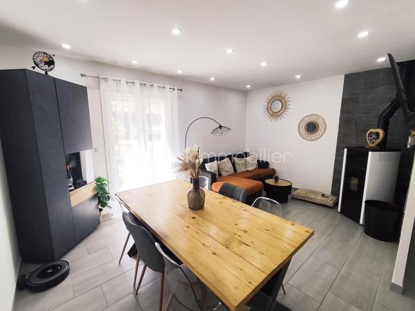 À seulement quelques minutes de Rennes, sur la commune recherchée de Bourgbarré (Rennes Métropole), proche de Laillé et Orgères, venez découvrir cette agréable maison de plain-pied entièrement rénovée en 2022, offrant confort moderne, fonctionnalité et potentiel d'évolution.
Dès l'entrée, vous serez séduits par sa lumineuse pièce de vie ouverte sur une cuisine aménagée et équipée. L'espace nuit se compose de deux chambres, d'une salle d'eau contemporaine avec meuble double vasque et de WC indépendants.
Côté confort, aucun travaux à prévoir :
Rénovation complète réalisée en 2022
Cuisine récente aménagée et équipée.
Menuiseries PVC neuves avec volets roulants électriques (2024).
Poêle à pellets Palazetti.
Assainissement autonome neuf (2023).
Système de vidéo-surveillance.
Fibre optique.

Un véritable atout : un grand garage de 30 m² avec mezzanine permettant de stationner, bricoler ou bénéficier d'un important espace de stockage.

À l'extérieur, les prestations sont tout aussi séduisantes :
Grande terrasse d'environ 60 m² idéale pour les repas en famille et les soirées d'été.
Fondations déjà réalisées pour une extension de 30 m², offrant un beau potentiel d'agrandissement.
Cour intérieure.
Terrain entièrement clôturé.
Portail électrique.
Abri de jardin.
Grande serre de 8 x 3 m pour les passionnés de jardinage.
Cette maison est idéale pour un jeune couple, une petite famille, des retraités ou toute personne recherchant le confort d'un plain-pied sans travaux, dans un environnement paisible tout en restant proche de Rennes et de ses commodités. Réseau STAR à deux pas !

DPE en cours de réalisation.
