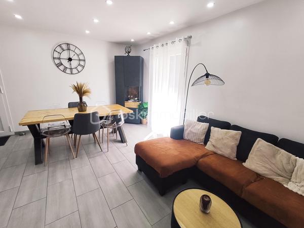 À seulement quelques minutes de Rennes, sur la commune recherchée de Bourgbarré (Rennes Métropole), proche de Laillé et Orgères, venez découvrir cette agréable maison de plain-pied entièrement rénovée en 2022, offrant confort moderne, fonctionnalité et potentiel d'évolution.
Dès l'entrée, vous serez séduits par sa lumineuse pièce de vie ouverte sur une cuisine aménagée et équipée. L'espace nuit se compose de deux chambres, d'une salle d'eau contemporaine avec meuble double vasque et de WC indépendants.
Côté confort, aucun travaux à prévoir :
Rénovation complète réalisée en 2022
Cuisine récente aménagée et équipée.
Menuiseries PVC neuves avec volets roulants électriques (2024).
Poêle à pellets Palazetti.
Assainissement autonome neuf (2023).
Système de vidéo-surveillance.
Fibre optique.

Un véritable atout : un grand garage de 30 m² avec mezzanine permettant de stationner, bricoler ou bénéficier d'un important espace de stockage.

À l'extérieur, les prestations sont tout aussi séduisantes :
Grande terrasse d'environ 60 m² idéale pour les repas en famille et les soirées d'été.
Fondations déjà réalisées pour une extension de 30 m², offrant un beau potentiel d'agrandissement.
Cour intérieure.
Terrain entièrement clôturé.
Portail électrique.
Abri de jardin.
Grande serre de 8 x 3 m pour les passionnés de jardinage.
Cette maison est idéale pour un jeune couple, une petite famille, des retraités ou toute personne recherchant le confort d'un plain-pied sans travaux, dans un environnement paisible tout en restant proche de Rennes et de ses commodités. Réseau STAR à deux pas !

DPE en cours de réalisation.