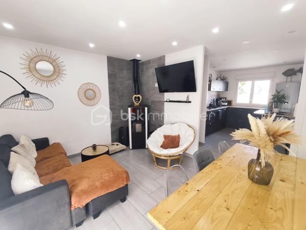 À seulement quelques minutes de Rennes, sur la commune recherchée de Bourgbarré (Rennes Métropole), proche de Laillé et Orgères, venez découvrir cette agréable maison de plain-pied entièrement rénovée en 2022, offrant confort moderne, fonctionnalité et potentiel d'évolution.
Dès l'entrée, vous serez séduits par sa lumineuse pièce de vie ouverte sur une cuisine aménagée et équipée. L'espace nuit se compose de deux chambres, d'une salle d'eau contemporaine avec meuble double vasque et de WC indépendants.
Côté confort, aucun travaux à prévoir :
Rénovation complète réalisée en 2022
Cuisine récente aménagée et équipée.
Menuiseries PVC neuves avec volets roulants électriques (2024).
Poêle à pellets Palazetti.
Assainissement autonome neuf (2023).
Système de vidéo-surveillance.
Fibre optique.

Un véritable atout : un grand garage de 30 m² avec mezzanine permettant de stationner, bricoler ou bénéficier d'un important espace de stockage.

À l'extérieur, les prestations sont tout aussi séduisantes :
Grande terrasse d'environ 60 m² idéale pour les repas en famille et les soirées d'été.
Fondations déjà réalisées pour une extension de 30 m², offrant un beau potentiel d'agrandissement.
Cour intérieure.
Terrain entièrement clôturé.
Portail électrique.
Abri de jardin.
Grande serre de 8 x 3 m pour les passionnés de jardinage.
Cette maison est idéale pour un jeune couple, une petite famille, des retraités ou toute personne recherchant le confort d'un plain-pied sans travaux, dans un environnement paisible tout en restant proche de Rennes et de ses commodités. Réseau STAR à deux pas !

DPE en cours de réalisation.
