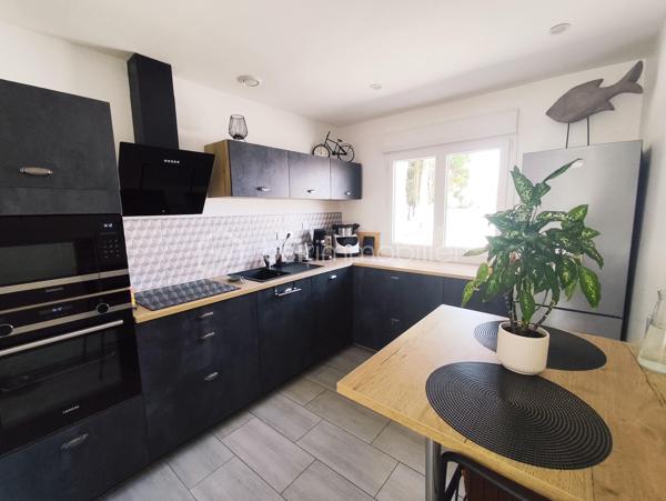 À seulement quelques minutes de Rennes, sur la commune recherchée de Bourgbarré (Rennes Métropole), proche de Laillé et Orgères, venez découvrir cette agréable maison de plain-pied entièrement rénovée en 2022, offrant confort moderne, fonctionnalité et potentiel d'évolution.
Dès l'entrée, vous serez séduits par sa lumineuse pièce de vie ouverte sur une cuisine aménagée et équipée. L'espace nuit se compose de deux chambres, d'une salle d'eau contemporaine avec meuble double vasque et de WC indépendants.
Côté confort, aucun travaux à prévoir :
Rénovation complète réalisée en 2022
Cuisine récente aménagée et équipée.
Menuiseries PVC neuves avec volets roulants électriques (2024).
Poêle à pellets Palazetti.
Assainissement autonome neuf (2023).
Système de vidéo-surveillance.
Fibre optique.

Un véritable atout : un grand garage de 30 m² avec mezzanine permettant de stationner, bricoler ou bénéficier d'un important espace de stockage.

À l'extérieur, les prestations sont tout aussi séduisantes :
Grande terrasse d'environ 60 m² idéale pour les repas en famille et les soirées d'été.
Fondations déjà réalisées pour une extension de 30 m², offrant un beau potentiel d'agrandissement.
Cour intérieure.
Terrain entièrement clôturé.
Portail électrique.
Abri de jardin.
Grande serre de 8 x 3 m pour les passionnés de jardinage.
Cette maison est idéale pour un jeune couple, une petite famille, des retraités ou toute personne recherchant le confort d'un plain-pied sans travaux, dans un environnement paisible tout en restant proche de Rennes et de ses commodités. Réseau STAR à deux pas !

DPE en cours de réalisation.