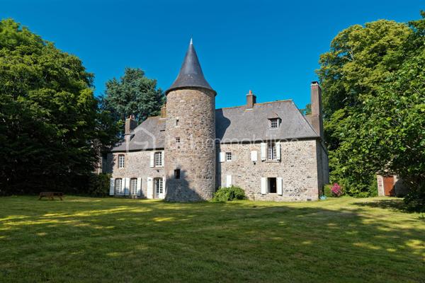 Certaines demeures traversent les siècles sans jamais perdre leur âme.

À l'abri des regards, au cœur d'un charmant bourg breton et à seulement quelques minutes des plages de la baie de Saint-Brieuc, ce Manoir veille sur son parc depuis plus de cinq siècles. Il constitue un patrimoine rare, précieusement conservé au fil des générations.

Ici, le temps semble suspendu. Derrière ses murs de pierre, chaque poutre, chaque cheminée, chaque fenêtre raconte une histoire. Une histoire de transmission, de famille et d'élégance, qui n'attend aujourd'hui qu'une nouvelle famille pour écrire son prochain chapitre.

Situé sur la commune de Pommeret, à seulement 10 minutes des plages et 7 minutes de la gare TGV de Saint-Brieuc (Paris en environ 2 h 15), ce remarquable manoir du XVIIᵉ siècle, dont les premières pierres remontent au XVe siècle. 

Ancienne demeure de l'amiral Jean-François de La Villéon au XVIIIᵉ siècle, il bénéficie d'un environnement exceptionnel au cœur d'un parc arboré où de majestueux arbres centenaires composent un véritable écrin de verdure.

Le rez-de-chaussée dévoile de généreuses pièces de réception comprenant une vaste entrée, une cuisine, un salon, une salle à manger, une bibliothèque ou un bureau, deux WC ainsi qu'une chaufferie.
À l'étage, cinq chambres lumineuses, chacune dotée de son cabinet de toilette, sont complétées par deux salles de bains et deux WC. 
Le dernier niveau accueille une sixième chambre avec sa salle d'eau, idéale pour recevoir famille et invités en toute indépendance. Les vastes greniers et la tour offrent un potentiel rare et semblent n'attendre qu'une nouvelle vie, de nouveaux éclats de rire et de précieux souvenirs à créer.

À la perpendiculaire, une vaste dépendance, prolongée par un magnifique grenier aménageable, complète harmonieusement la propriété, tandis qu'une piscine chauffée invite à profiter pleinement de la douceur de vivre qu'offre ce lieu hors du temps.

Si cette demeure a conservé toute sa noblesse, une réhabilitation respectueuse permettra de lui redonner tout son éclat. 
Les dépendances et les greniers offrent un formidable potentiel pour imaginer de nouveaux espaces de vie, dans le respect de son architecture originelle. Terre, chaux et chanvre trouveront naturellement leur place dans cette renaissance, afin de préserver l'authenticité des lieux tout en leur apportant le confort d'aujourd'hui.

À proximité immédiate des commerces, des écoles, du littoral et des principaux axes, cette propriété conjugue le prestige d'un patrimoine historique avec une localisation particulièrement recherchée.

Le Manoir  est bien plus qu'une demeure d'exception : c'est un héritage. Un lieu où chaque pierre porte la mémoire des siècles passés et où les prochains propriétaires auront le privilège d'écrire, à leur tour, une nouvelle page de son histoire.