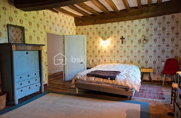 Certaines demeures traversent les siècles sans jamais perdre leur âme.

À l'abri des regards, au cœur d'un charmant bourg breton et à seulement quelques minutes des plages de la baie de Saint-Brieuc, ce Manoir veille sur son parc depuis plus de cinq siècles. Il constitue un patrimoine rare, précieusement conservé au fil des générations.

Ici, le temps semble suspendu. Derrière ses murs de pierre, chaque poutre, chaque cheminée, chaque fenêtre raconte une histoire. Une histoire de transmission, de famille et d'élégance, qui n'attend aujourd'hui qu'une nouvelle famille pour écrire son prochain chapitre.

Situé sur la commune de Pommeret, à seulement 10 minutes des plages et 7 minutes de la gare TGV de Saint-Brieuc (Paris en environ 2 h 15), ce remarquable manoir du XVIIᵉ siècle, dont les premières pierres remontent au XVe siècle. 

Ancienne demeure de l'amiral Jean-François de La Villéon au XVIIIᵉ siècle, il bénéficie d'un environnement exceptionnel au cœur d'un parc arboré où de majestueux arbres centenaires composent un véritable écrin de verdure.

Le rez-de-chaussée dévoile de généreuses pièces de réception comprenant une vaste entrée, une cuisine, un salon, une salle à manger, une bibliothèque ou un bureau, deux WC ainsi qu'une chaufferie.
À l'étage, cinq chambres lumineuses, chacune dotée de son cabinet de toilette, sont complétées par deux salles de bains et deux WC. 
Le dernier niveau accueille une sixième chambre avec sa salle d'eau, idéale pour recevoir famille et invités en toute indépendance. Les vastes greniers et la tour offrent un potentiel rare et semblent n'attendre qu'une nouvelle vie, de nouveaux éclats de rire et de précieux souvenirs à créer.

À la perpendiculaire, une vaste dépendance, prolongée par un magnifique grenier aménageable, complète harmonieusement la propriété, tandis qu'une piscine chauffée invite à profiter pleinement de la douceur de vivre qu'offre ce lieu hors du temps.

Si cette demeure a conservé toute sa noblesse, une réhabilitation respectueuse permettra de lui redonner tout son éclat. 
Les dépendances et les greniers offrent un formidable potentiel pour imaginer de nouveaux espaces de vie, dans le respect de son architecture originelle. Terre, chaux et chanvre trouveront naturellement leur place dans cette renaissance, afin de préserver l'authenticité des lieux tout en leur apportant le confort d'aujourd'hui.

À proximité immédiate des commerces, des écoles, du littoral et des principaux axes, cette propriété conjugue le prestige d'un patrimoine historique avec une localisation particulièrement recherchée.

Le Manoir  est bien plus qu'une demeure d'exception : c'est un héritage. Un lieu où chaque pierre porte la mémoire des siècles passés et où les prochains propriétaires auront le privilège d'écrire, à leur tour, une nouvelle page de son histoire.
